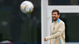 El jugador de la selección argentina de fútbol Lionel Messi reacciona durante un entrenamiento este martes, en el predio de la Asociación de Fútbol Argentino.
