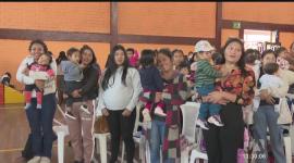 32 mil madres se sumarán a las beneficiarias del bono de los 1 000 días, con lo que el Gobierno busca reducir la desnutrición crónica infantil. El presidente Daniel Noboa participó en la entrega de certificados simbólicos en el sur de Quito.
Un reportaje de Belén Merizalde