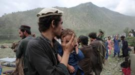 Helicópteros de rescate transportan por aire a las víctimas del terremoto en Kunar, Afganistán,