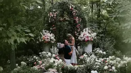Taylor Swift y Travis Kelce anunciaron su compromiso con una serie de fotos publicadas en sus redes sociales