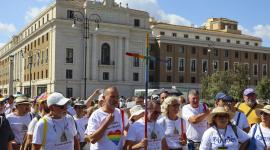 Los católicos LGTBIQ+ atraviesan este sábado la Puerta Santa de San Pedro durante el Jubileo