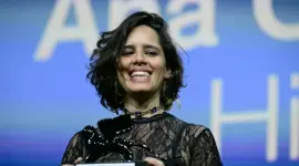 La directora ecuatoriana Ana Cristina Barragán posa con el premio Horizontes al Mejor Guión por la película 'Hiedra'.