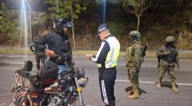 Agentes de tránsito, policías y militares realizaron un operativo de control en la av. Simón Bolívar, la noche del sábado 6 de septiembre del 2025