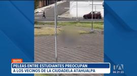 Moradores de la ciudadela Atahualpa, en el sur de Quito, reportan que las peleas entre estudiantes en espacios públicos están de regreso. Este problema evidencia la necesidad de acciones preventivas por parte de autoridades y familias.
Un reportaje de Gustavo Jaramillo