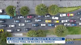 Que el uso del celular mientras se maneja sea una contravención sancionada por el Código Penal es una de las propuestas de un proyecto de reformas en temas de tránsito. La norma fue tramitada en primer debate en la Asamblea Nacional.
Un reportaje de Karen Haro