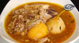 Entre celebraciones y cazuelas humeantes, el puchero también fue protagonista de la Independencia en 1822. Con más de 30 ingredientes, es una joya de la gastronomía mestiza. Hoy revive como un emblema del sabor y la historia nacional.