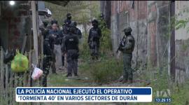 Gran cantidad de droga y armas incautadas dejó el operativo Tormenta 40, ejecutado en varios sectores del cantón Durán. En una de las intervenciones, la Policía encontró tacos de explosivos dentro de una vivienda.
Un reportaje de Paula Kuhn