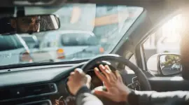 Los asaltantes golpearon al taxista, lo secuestraron y lo dejaron abandonado en un vía en el sur de Quito.