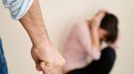 Las personas que son víctimas de violencia de género pueden denunciar gratis e Fiscalía