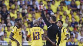 - Moisés Caicedo (d) de Ecuador recibe tarjeta amarilla del arbitro Wilmar Roldán este martes, en un partido por las eliminatorias a la Copa Mundial 2026 entre Ecuador y Argentina en el Estadio Monumental Banco Pichincha en Guayaquil .