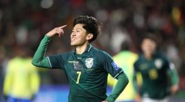 Miguel Terceros de Bolivia celebra un gol este martes, en un partido por las eliminatorias a la Copa Mundial 2026 entre Bolivia y Brasil en el Estadio Municipal de El Alto (Bolivia)