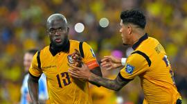 Enner Valencia (izq.) corre a celebrar el gol con Piero Hincapié en el partido jugado en el estadio Banco Pichincha.