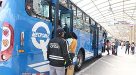 Miles de personas utilizan el transporte público de Quito a diario.