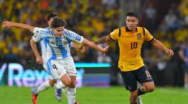 Julián  Álvarez (izq.) intenta arrebatarle el esférico a Kendry Páez durante el partido entre Ecuador y Argentina, por la fecha final de las Eliminatorias Sudamericanas.