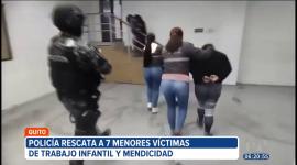 Siete menores de edad fueron rescatados por la Policía Nacional tras ser obligados a trabajar y pedir caridad en las calles. La operación se ejecutó en el sector de Monjas, en el sur de Quito, donde además se detuvo a tres mujeres y se aisló a dos adolescentes.

Un reportaje de Gustavo Jaramillo