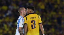 El cruce de Piero Hincapié con un jugador de Argentina.