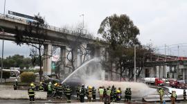 Integrantes del Cuerpo de Bomberos controlan un incendio luego del accidente de un camión de gas este miércoles, en Ciudad de México.