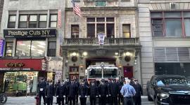 Bomberos del parque de Midtown en Nueva York forman durante conmemoración de 11S
