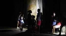 ACOMPAÑA CRÓNICA: CUBA APAGONES AME8473. LA HABANA (CUBA), 11/09/2025.- Personas esperan el regreso de la electricidad afuera de sus casas este miércoles, en La Habana (Cuba). La crisis energética que arrastra Cuba desde hace varios años se ha agravado considerablemente en los últimos doce meses, lo que se refleja en prolongados apagones diarios con una duración promedio que durante este julio y agosto fue de entre 15 y 16 horas, según la UNE. EFE/Ernesto Mastrascusa
