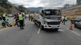 Agentes de tránsito y bomberos de Quito se trasladaron al lugar del siniestro para atender la emergencia