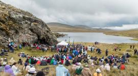 Habitantes de Azuay en una reunión en los páramos de Quimsacocha.