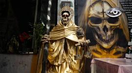 Un culto que desafía tradiciones y fronteras crece al sur de Quito, donde devotos le rinden culto entre ofrendas y pedidos. Entre supuestos milagros y controversias, esta figura esquelética genera interés tanto en quienes buscan protección como a aquellos que la consideran una herejía.