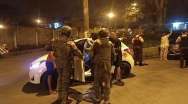 Miembros del Bloque de Seguridad acudieron al lugar del ataque en busca de los responsables.