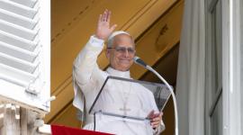 El papa León XIV cumple 70 años y preside el Angelus ante miles de fieles.