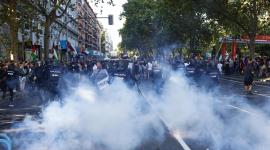 Los manifestantes propalestinos cortan el recorrido de los ciclistas en el Paseo del Prado, este domingo, durante la última etapa de la Vuelta a España que se disputa entre las localidades madrileñas de Alalpardo y Madrid, con un recorrido 103,6 Km.- EFE/Rodrigo Jiménez