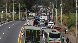 Paralización del transporte pesado en la E35, sector de Alóag, tras la eliminación del subsidio al diésel decretado por el Gobierno Nacional.