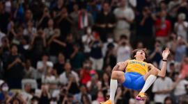 Armand Duplantis durante su participación en la competencia. El sueco logró el tercer oro en el Mundial de Atletismo.