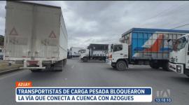 Los transportistas de carga pesada también bloquearon la autopista Cuenca–Azogues. Según sus agremiados, la medida es indefinida y anunciaron que progresivamente irán cerrando otras vías.

Un reportaje de Iván Rodríguez