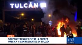 Las protestas del transporte pesado en Carchi dejaron seis personas detenidas y enfrentamientos con la fuerza pública. Los manifestantes mantienen el bloqueo de las vías en tres cantones de esa provincia.
Un reportaje de Jairo Jácome