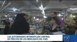 Las autoridades intensifican los controles en los mercados para frenar la especulación de precios en ciertos productos. En Guayaquil, al menos seis locales fueron sancionados.
Un reportaje de Paula Kuhn