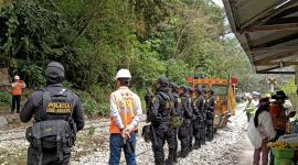 La policía resguarda las rieles del ferrocarril en el trayecto a Machu Picchu tras la protesta ciudadana.