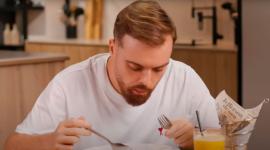 El streamer Ibai Llanos degustó el encebollado de pescado en Madrid