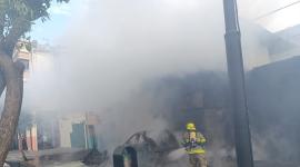 Un coche quedó incinerado tras explotar afuera de una discoteca en el centro de Guayaquil.