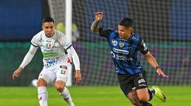 Mateo García, de Once Caldas, disputa el esférico con Jordy Alcívar de Independiente del Valle, en el partido jugado el 17 de septiembre del 2025.