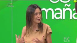 Forma y estilo: Nicol Cueva, experta en imagen personal, muestra diferentes estilos con tenis blancos, una prenda versátil que puede combinarse con looks casuales y formales.