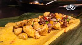Frita, cocida o en sopa, la yuca es protagonista en la cocina ecuatoriana desde hace miles de años. Restos arqueológicos revelan que ya se consumía en Quito, aunque no se cultivaba allí. Una raíz ancestral que revela antiguos intercambios y sigue alimentando generaciones.