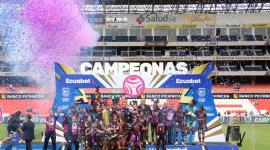 Dragonas IDV festejan haber ganado la copa de la Superliga femenina 2025