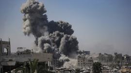 El humo se eleva en la torre Al Kawthar después de un ataque aéreo israelí en la ciudad de Gaza, Franja de Gaza, en septiembre de 2025.