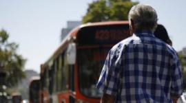 Una aduto mayor resultó herido tras ser empujado por el controlador de un bus