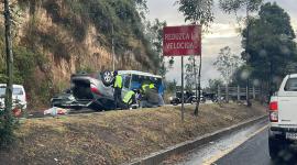 Un vehículo se volcó sobre la av. Simón Bolívar, la tarde de este domingo 21 de septiembre del 2025.