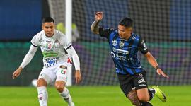 Jordy Alcívar (derecha), de Independiente del Valle, pelea con un jugador de Once Caldas, durante el partido jugado el miércoles 16 de septiembre, en el estadio de IDV.