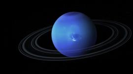 El planeta Neptuno es el más alejado del Sol. Es un gigante de hielo y gas de color azul, que será visible en el cielo de Ecuador