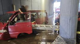 En la avenida 12 de Octubre se registró acumulación de agua y fueron evacuadas personas de un vehículo