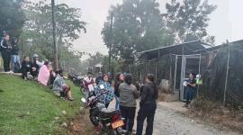 Familiares de los mineros atrapados permanecen a la espera del rescate de sus seres queridos.