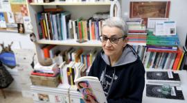 Marta Macho enseña su libro 'Matemáticas x matemáticas', que resalta el papel de las mujeres en la programación