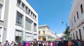 Cientos de personas acuden a BanEcuador en Riobamba por el bono.